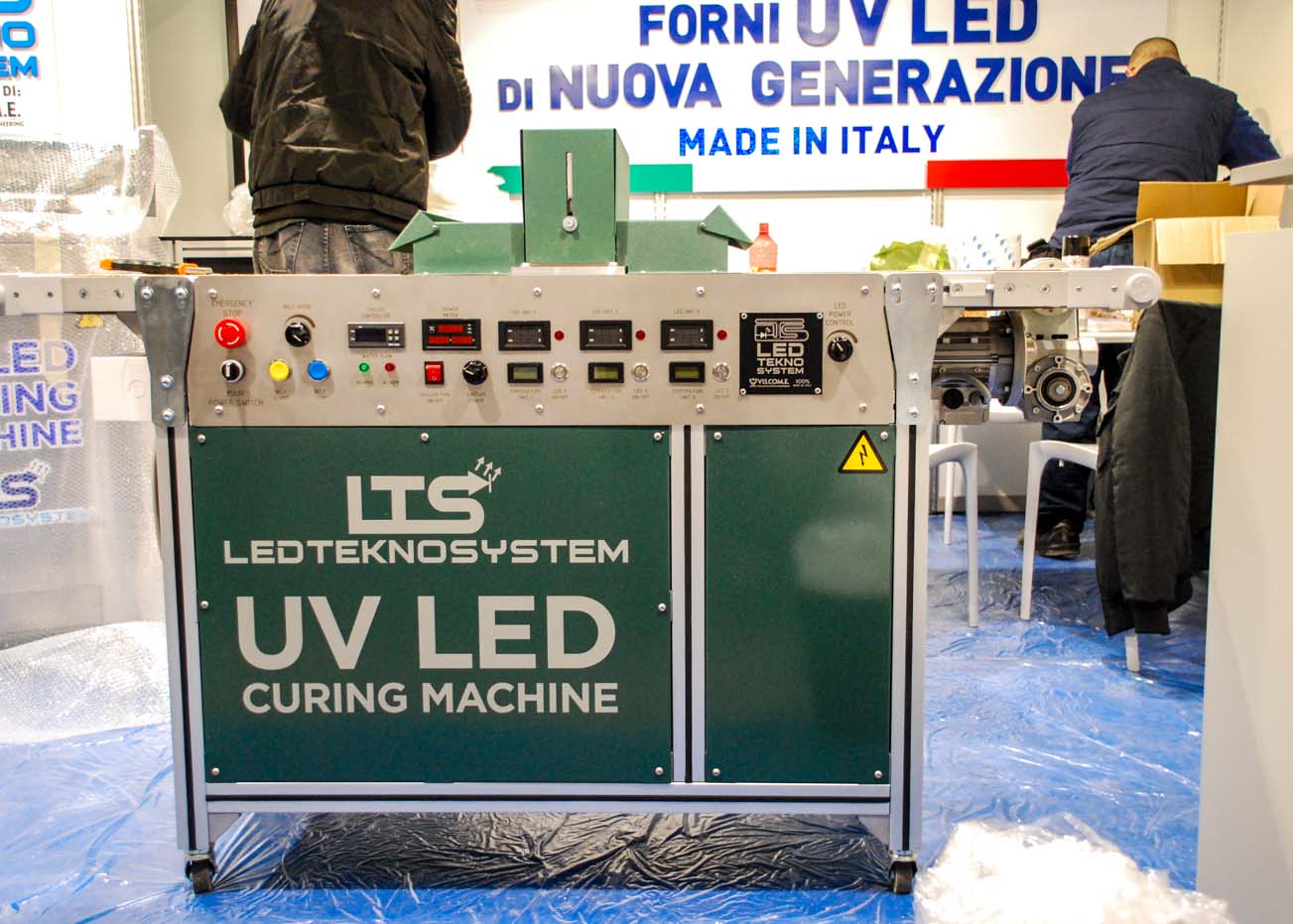 Produciamo sistemi di lampade UV LED per reticolazione di inchiostri, vernici e collanti